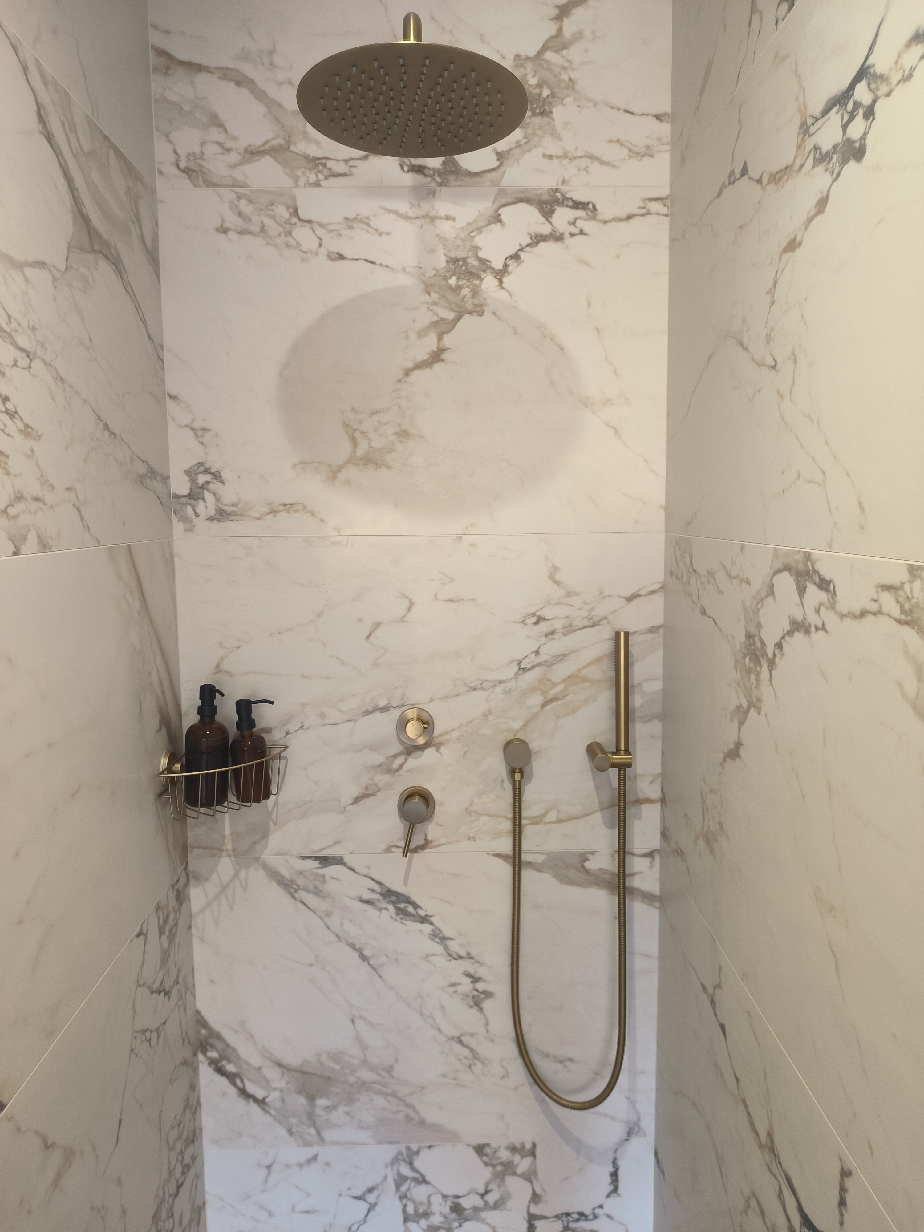 Colonne de douche encastrée or brossé