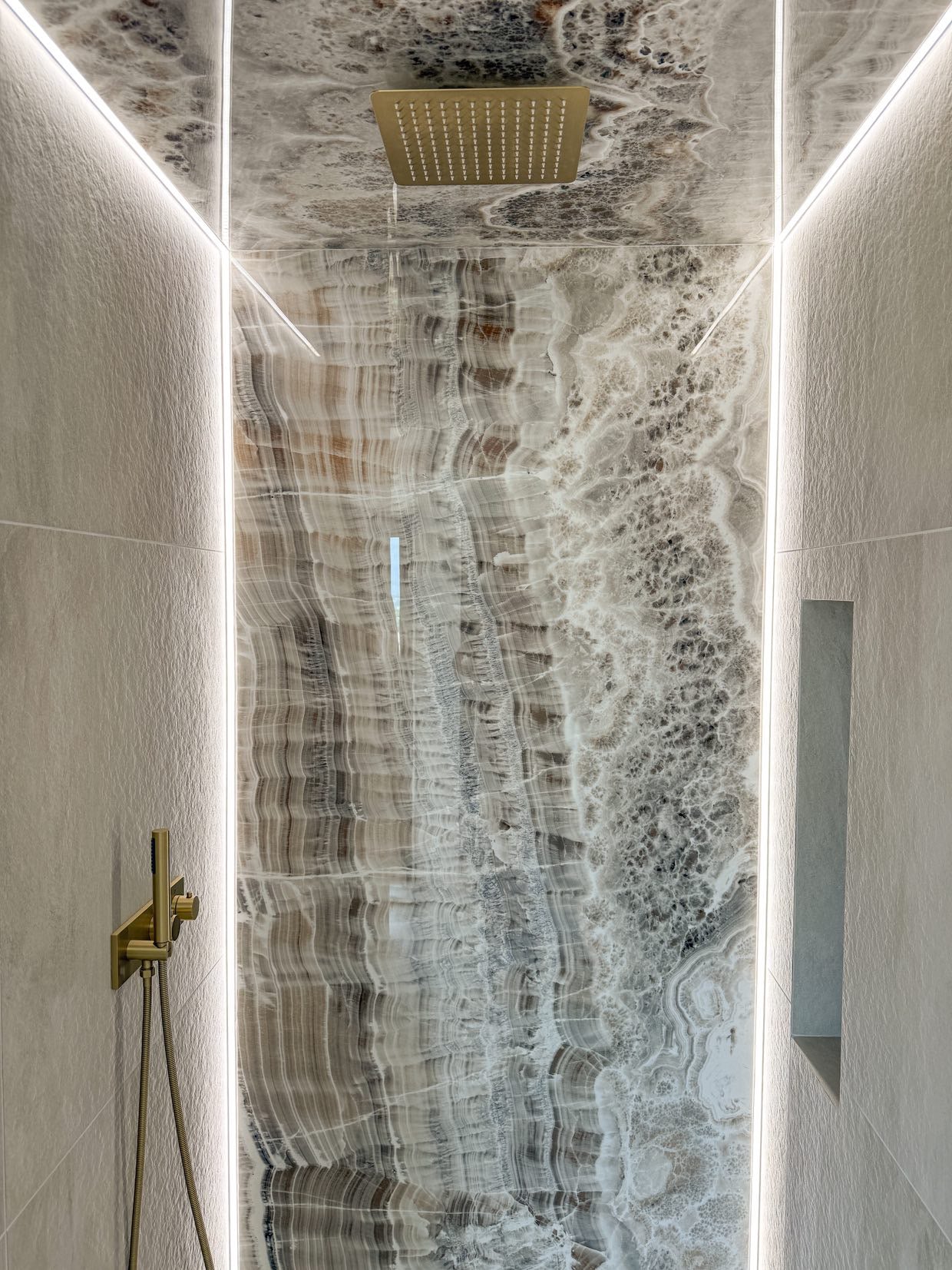 Colonne de douche encastrée or brossé