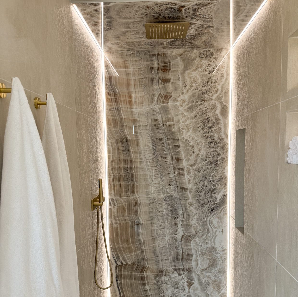 Colonne de douche encastrée or brossé