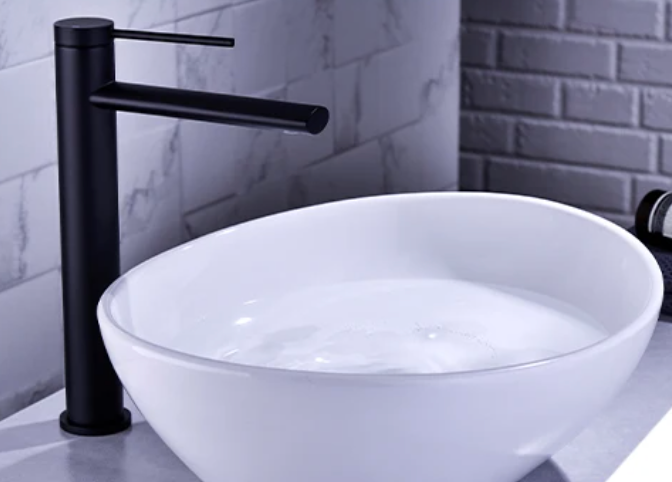 Mitigeur sur plan noir mate