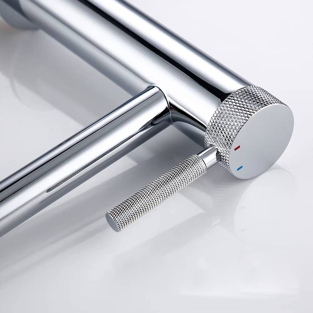 Mitigeur de salle de bain chromé